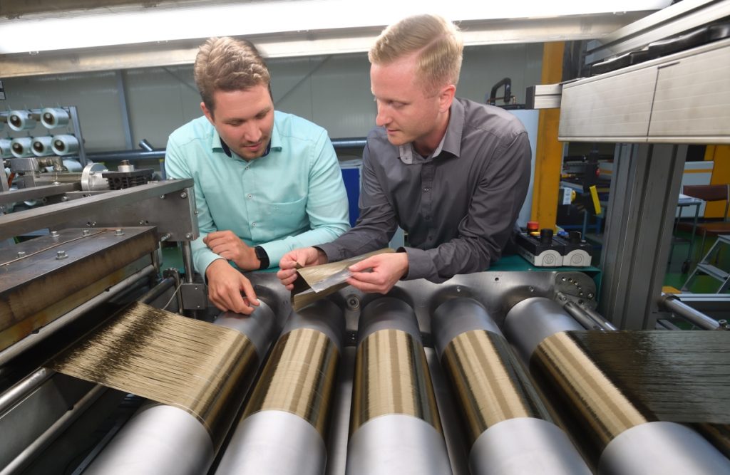 Die Verfahrensingenieure des Cetex Institutes forschen an der Optimierung des gassenfreien Spreizens sowie des Imprägnierens einer Basaltfaser mit einer Kunststoffmatrix. Basaltfaser bieten großes Potential als eine moderne Werkstoffalternative für die Bereiche Maschinenbau, Bau, Energietechnik, Luft- und Raumfahrt sowie die Automobil- und Textilindustrie. (Bild: Wolfgang Schmidt)