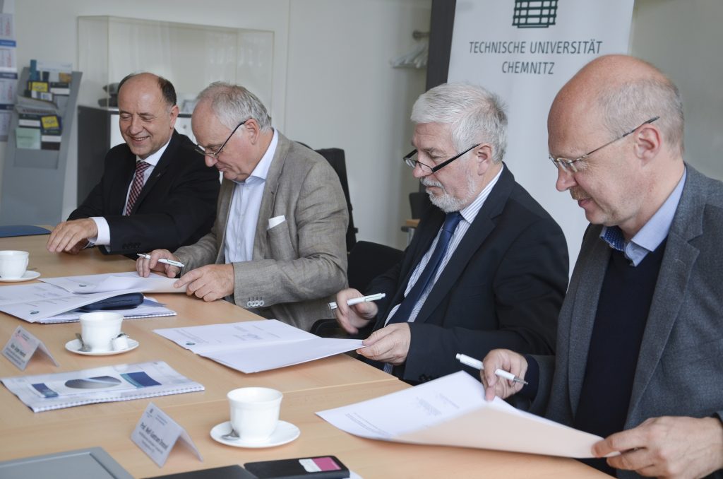 Die Leiter der beteiligten Partnereinrichtungen besiegelten mit ihrer Unterschrift die Kooperation (v.l.): Prof. Dr. Lothar Kroll (IST), Andreas Berthel (STFI), Hans-Jürgen Heinrich (Cetex), Prof. Dr. Welf-Guntram Drossel (Fraunhofer IWU). Foto: Diana Ruder